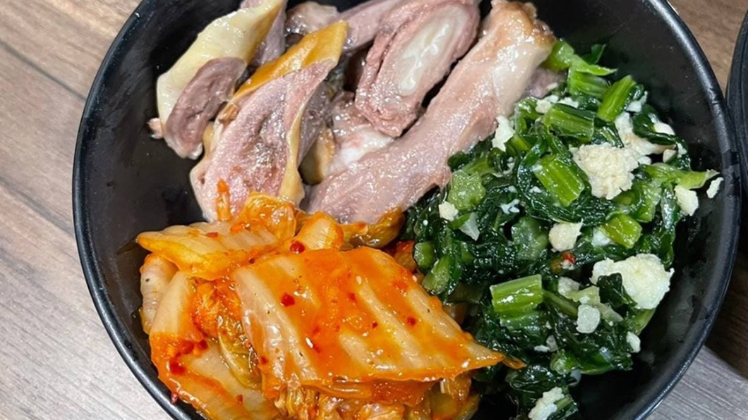 煙燻味很濃郁的雞賞，泡菜辣味甘甜也不錯，雪菜則略有甘苦味。（圖／跟著踢小米吃喝玩樂趣提供）
