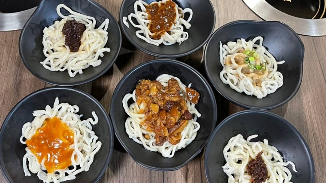 乾拌麵可以搭配很多種醬料。（圖／跟著踢小米吃喝玩樂趣提供）