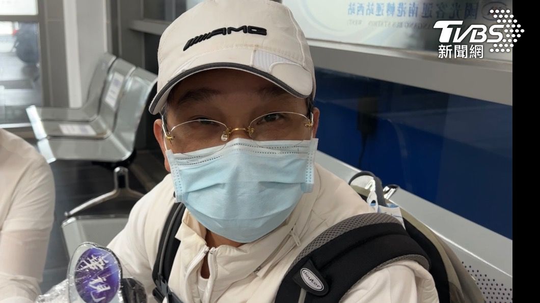陳先生表示連假要去花蓮玩因為火車停駛改搭客運。(圖/TVBS王馨儀攝)