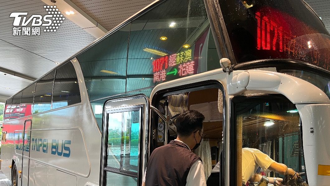 交通部公路總局這次因應台鐵不開,已協調公路及市區客運業者增班。(圖/TVBS王馨儀攝)
