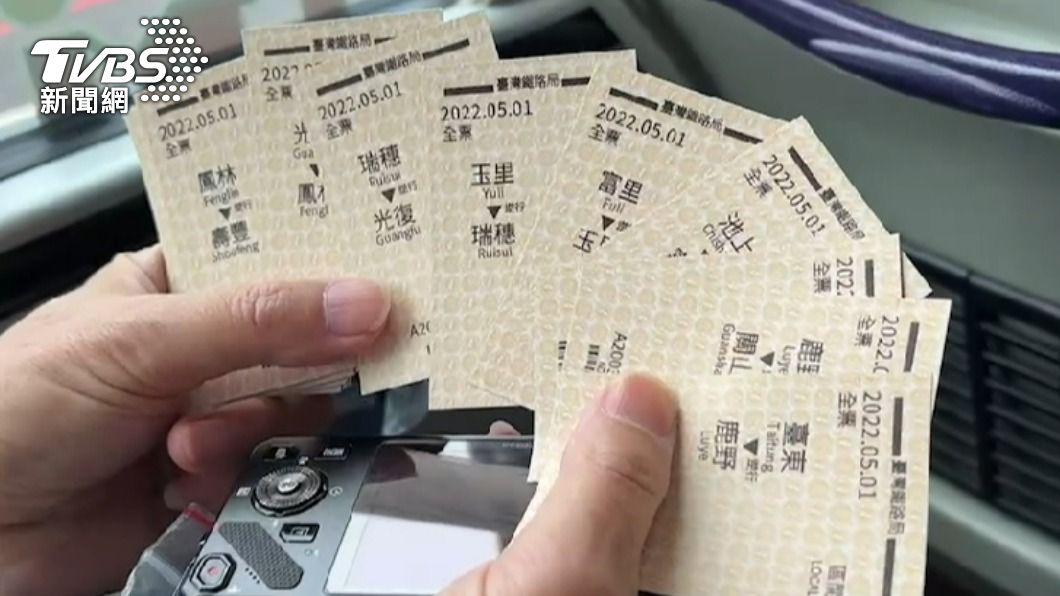 有民眾特地狂掃車票當紀念。（圖／TVBS）