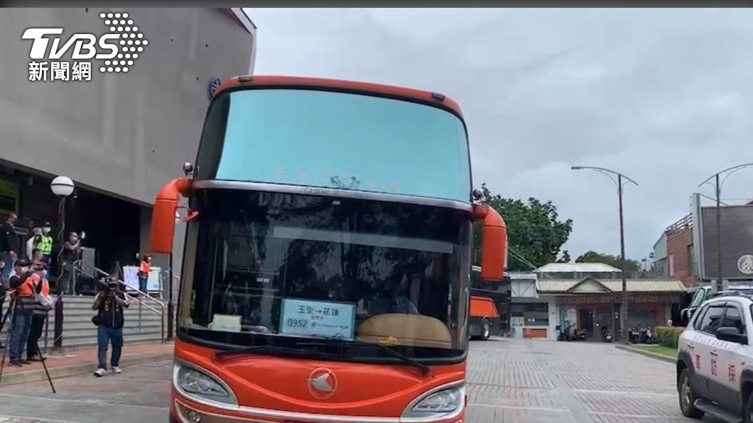 王國材搭乘類火車從玉里站前往花蓮視察。(圖/TVBS)