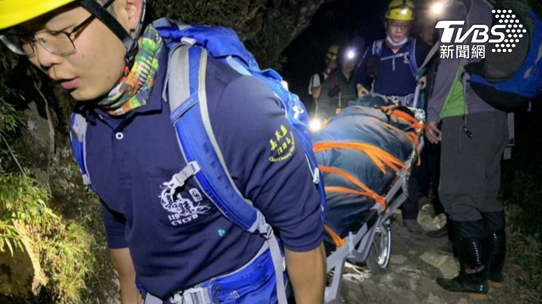 救難人員揹遺體下山。（圖／TVBS）
