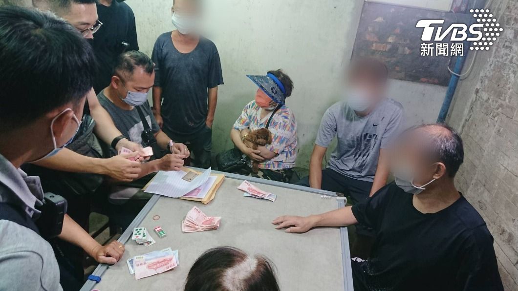 不怕確診被隔離「工寮藏賭場」　警破門驚見小房間塞滿人