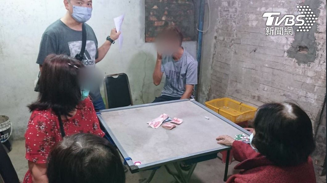 警方獲報上門搜索。（圖／TVBS）
