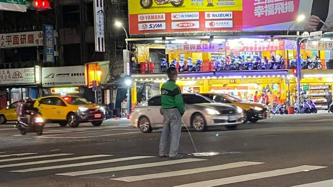 喝ㄎㄧㄤ了! 醉漢馬路上當眾小便 恐吃6000元罰單