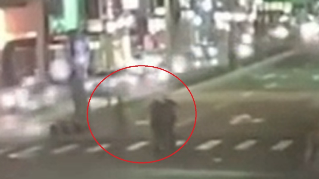 三重派出所警員上前關切。(圖/警方提供)