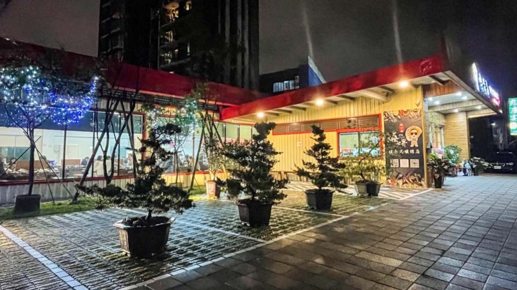 林口店旁還有大片空地是海世界的專屬停車場。（圖／跟著皮皮爬爬go提供）