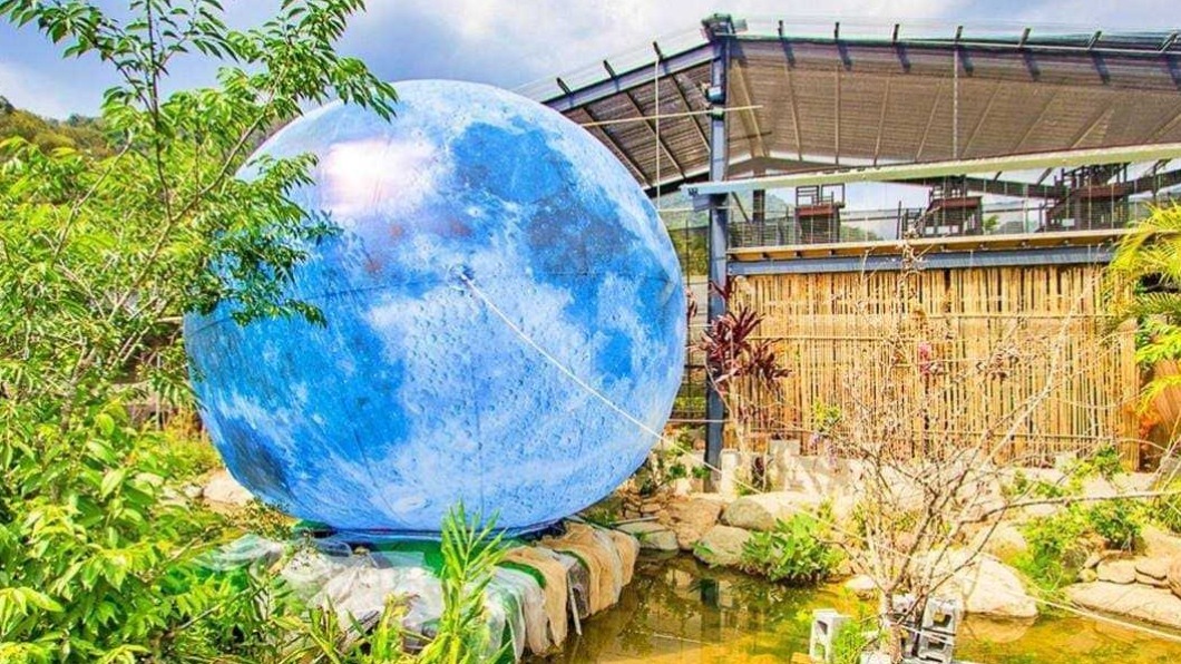 在水中央、帶有奇幻感的藍色星球等大家來美拍。(圖/跟著史努比遊樂園提供)