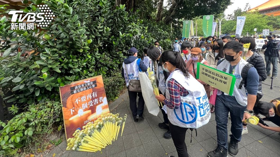 台鐵產工今天前往總統官邸附近抗議，並祈福不要再有下一個受害者。（圖／TVBS）