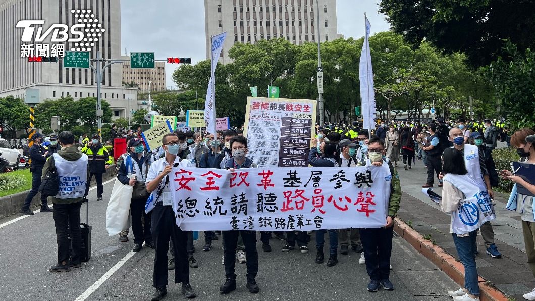 台鐵產工今天前往總統官邸附近抗議。（圖／TVBS）