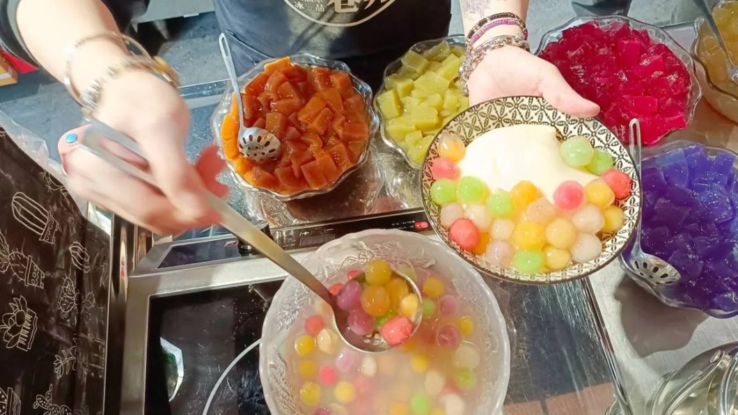 除了多色粉粿之外,老闆又開發了多色水果口味的包心粉圓。(圖/跟著Nancy將的生活筆計本提供)