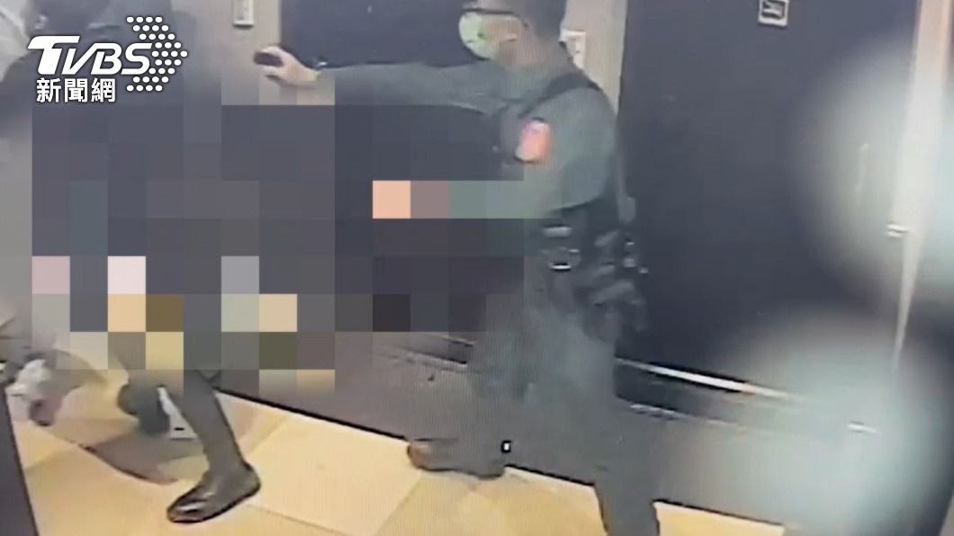 警員噴灑辣椒水控制現場。(圖/警方提供)