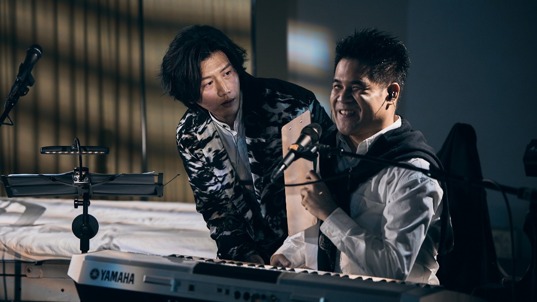 黃裕翔(右)於《夢遊的人》音樂劇場擔任音樂創作及演奏。(圖/有享娛樂提供)