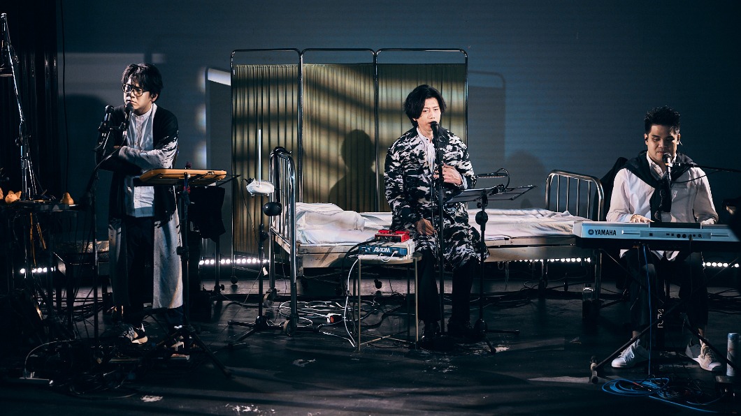 左起日京江羽人、莫子儀、黃裕翔,線上演出《夢遊的人》音樂劇場。(圖/有享娛樂提供)