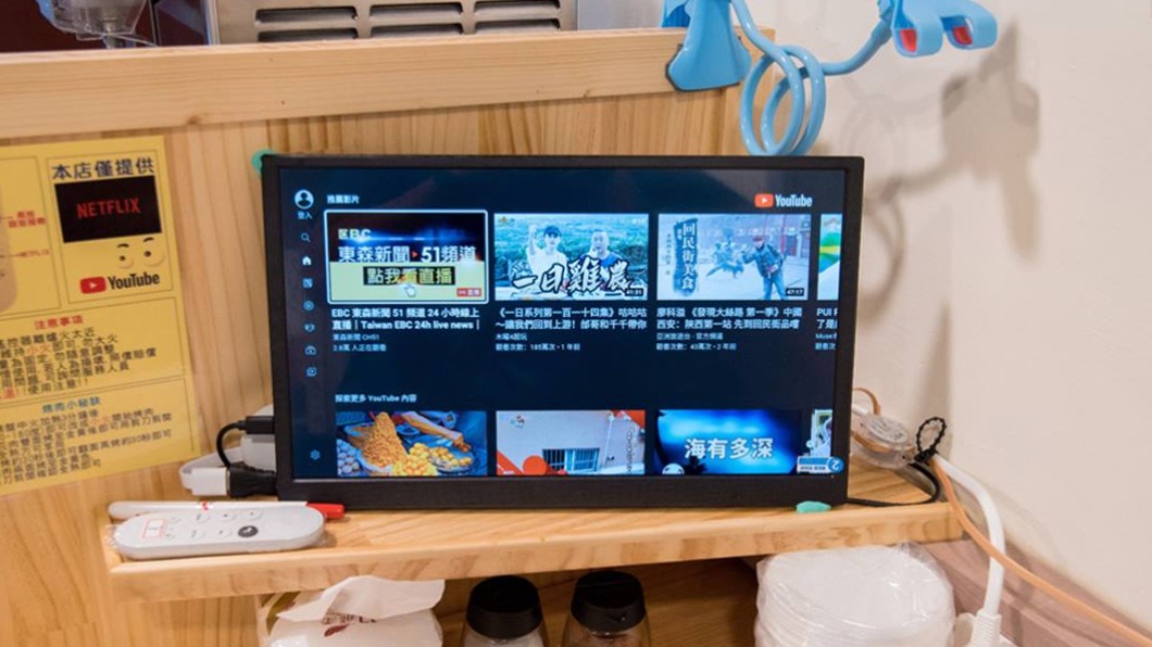 桌子前面都有螢幕,可以看網路電視、YouTube或Netflix。(圖/跟著南人幫Life in Tainan提供)