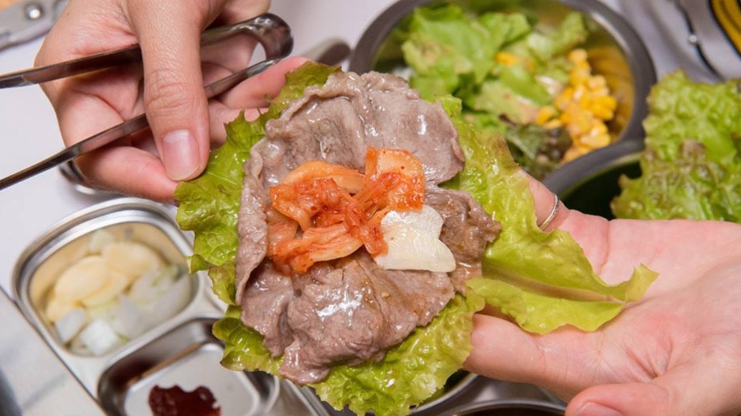 煎好後就包進生菜,再夾些蒜頭、泡菜就變成道地韓式吃法。(圖/跟著南人幫Life in Tainan提供)