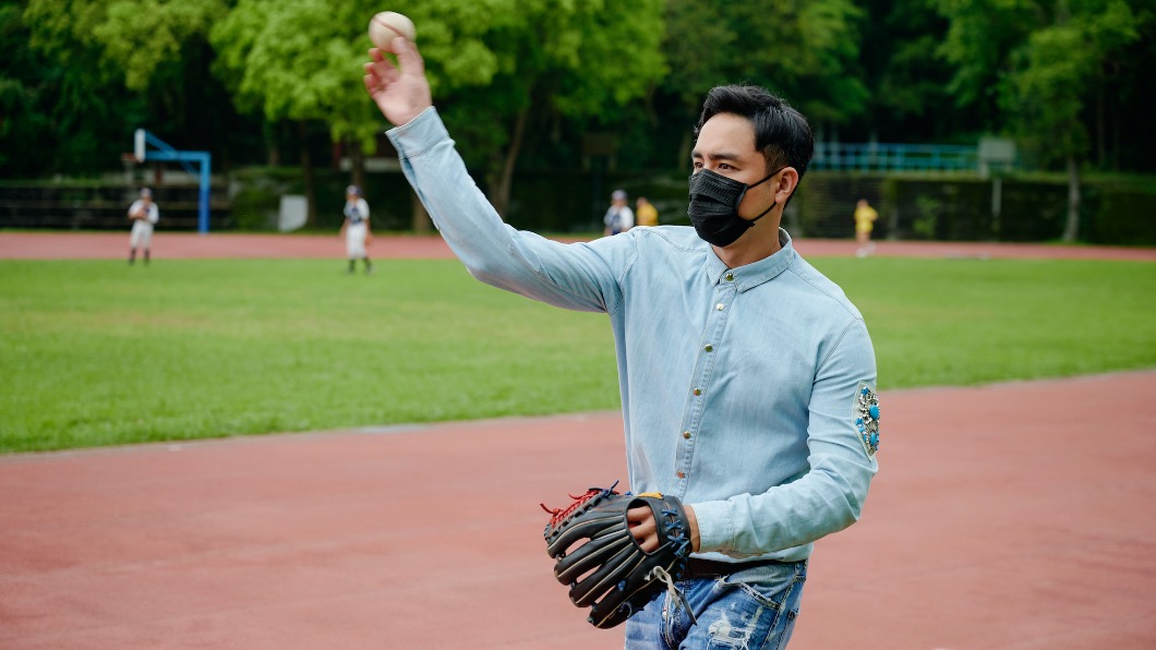 明道近況曝!無預警現身偏鄉學校 直擊跟孩童打棒球互動