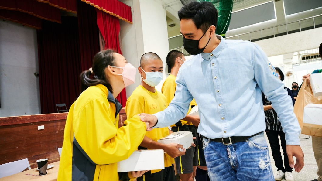 明道鼓勵偏鄉孩童。(圖/恆星影視提供)