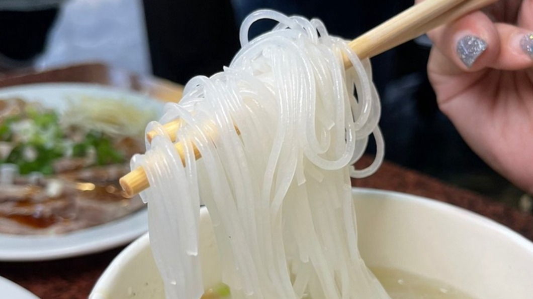 它們的米粉比一般米粉粗一些,是屬於中等粗度Q又爽口。(圖/跟著踢小米吃喝玩樂趣提供)