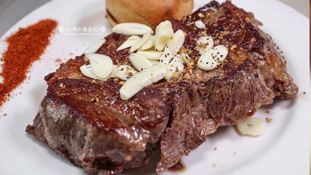超厚實又肉感十足的厚切牛排。（圖／小噗扒飯食記提供）