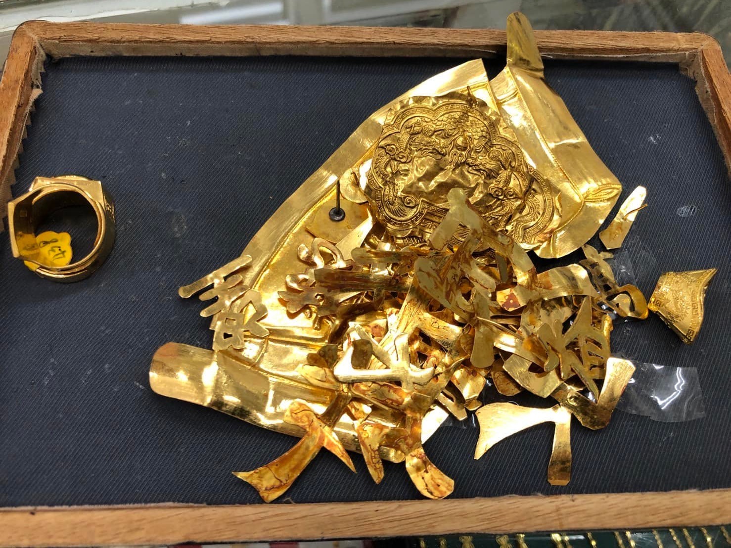 利菁整理祖傳的金飾。(圖/翻攝自利菁臉書)