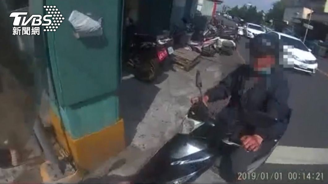 阿伯無罩引起員警注意。（圖／TVBS）