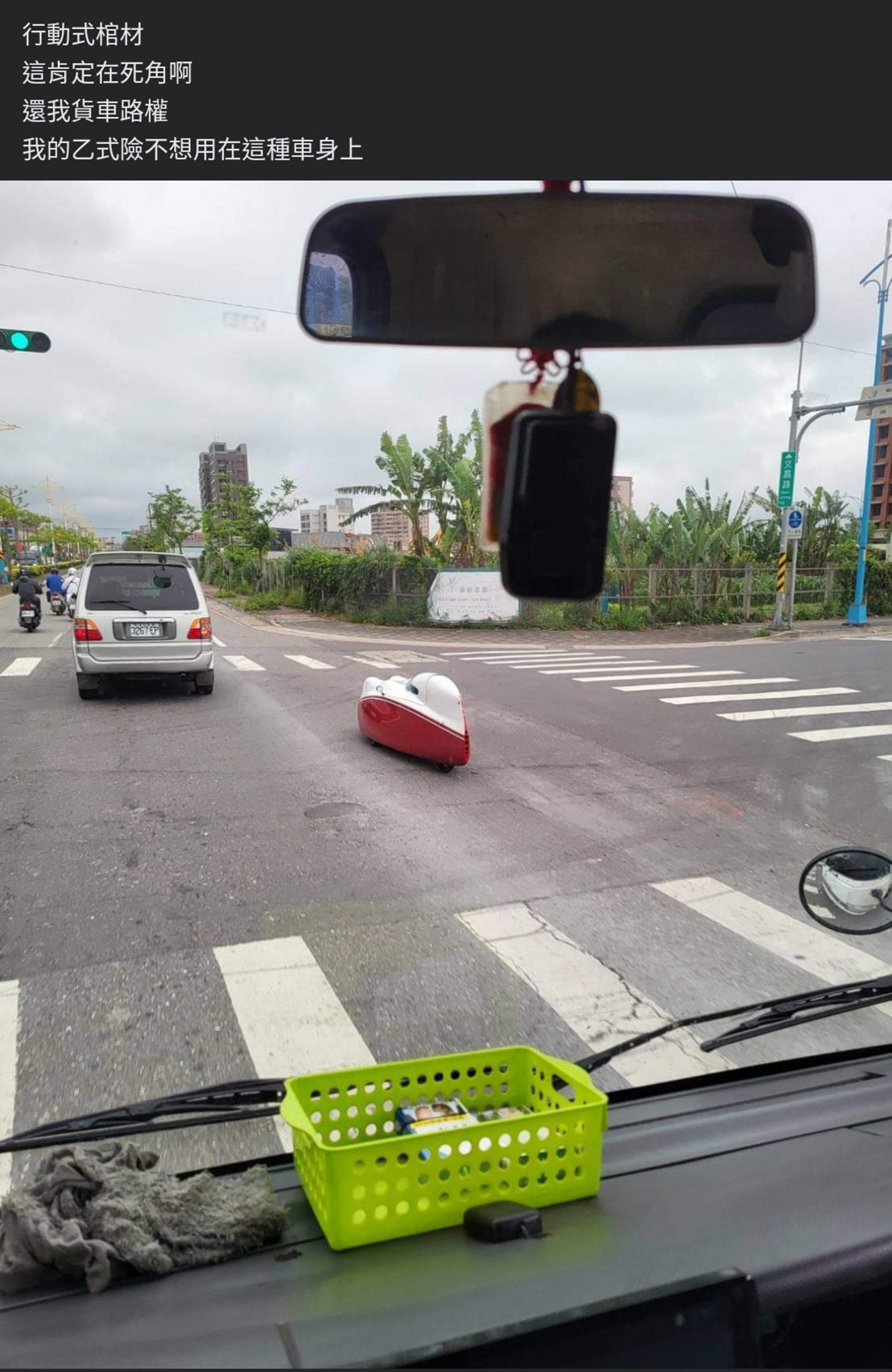貨車司機認為這款車上路相當危險。(圖/翻攝自「台灣交通安全協會」FB)