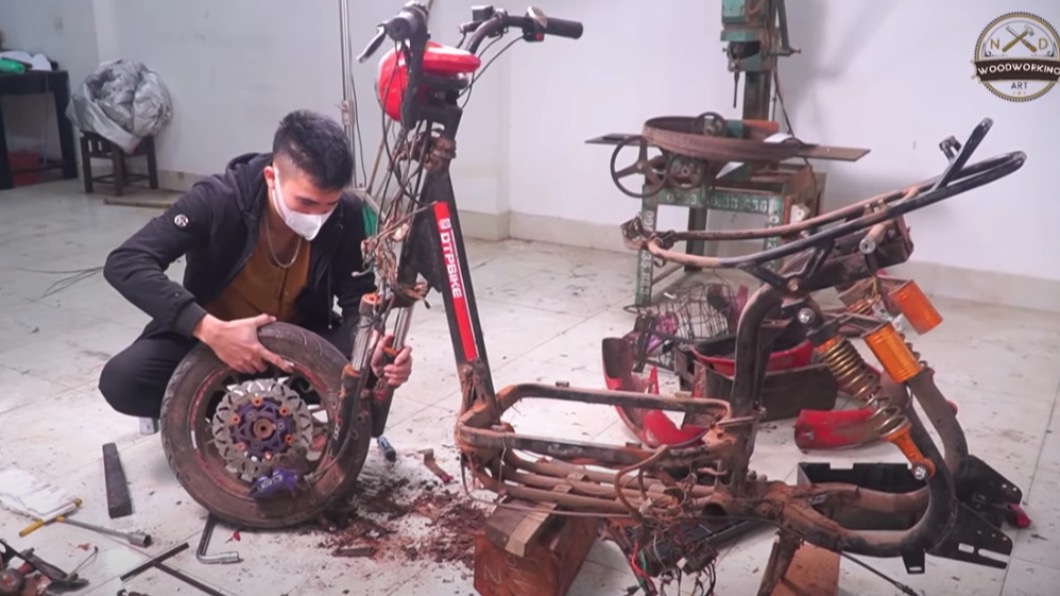 藝術家以Vespa Sprint為藍本並且利用廢棄電動自行車,打造出自己心目中的理想車款。(圖/翻攝自ND – Woodworking Art)