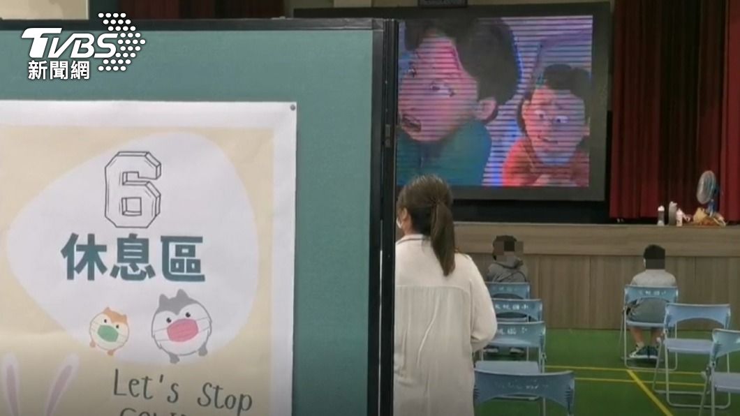 休息區放映動畫撫平孩童情緒。(圖/TVBS)