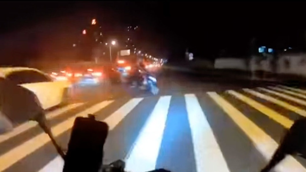 影片中機車騎士被另外一位三寶騎士擊落。(圖/翻攝自爆廢公社公開版臉書)