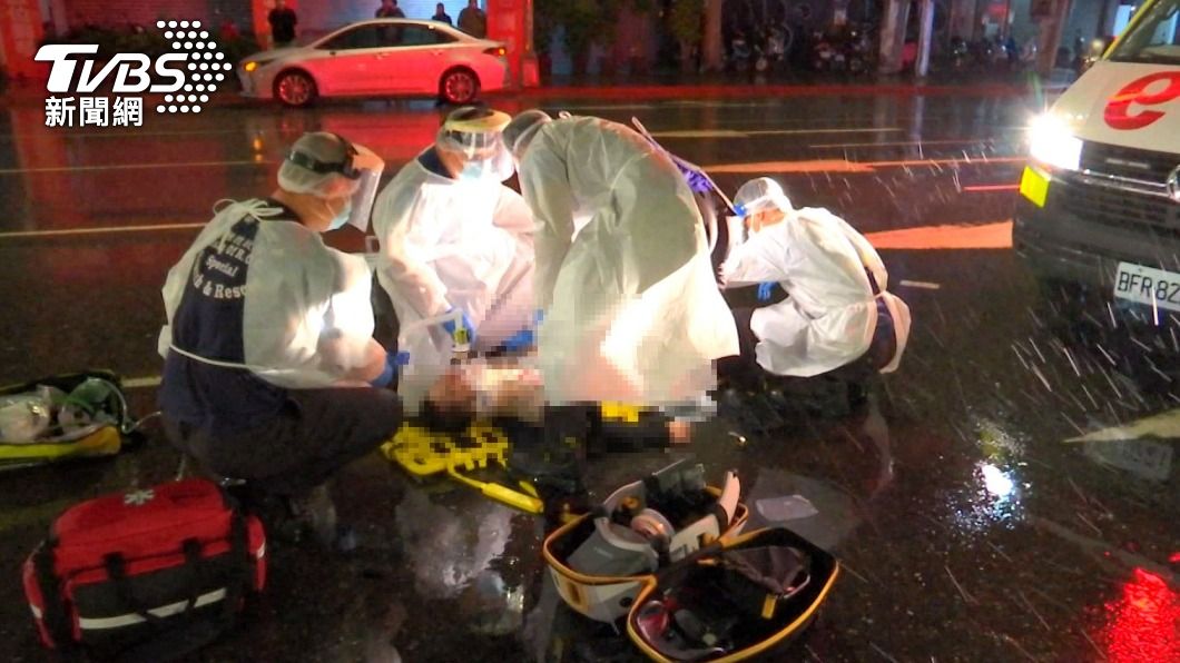 雨天過馬路遭「4車連環撞」 男頭部重創四肢變形死亡
