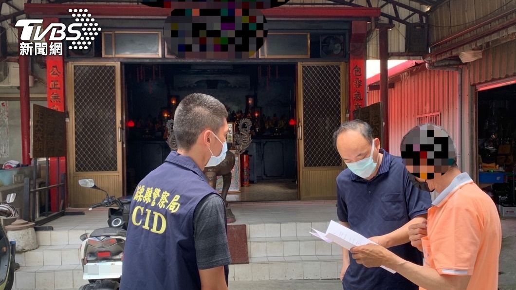 通霄警拜會宮廟，邀請負責人簽訂「制約書」。（圖／中央社）