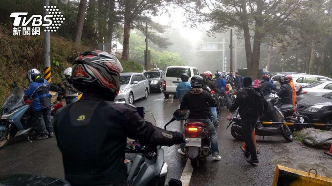 南橫通車首日大塞車,圖為向陽路段。(圖/中央社)