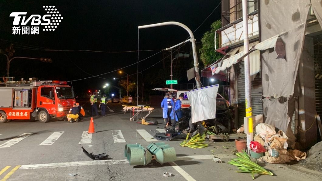 碰!轎車街頭狂飆自撞 紅綠燈遭斷頭駕駛亡