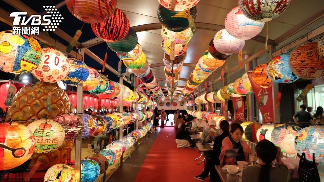 來自台南府城普濟燈會布置的彩繪燈籠所搭建的隧道。(圖/中央社)