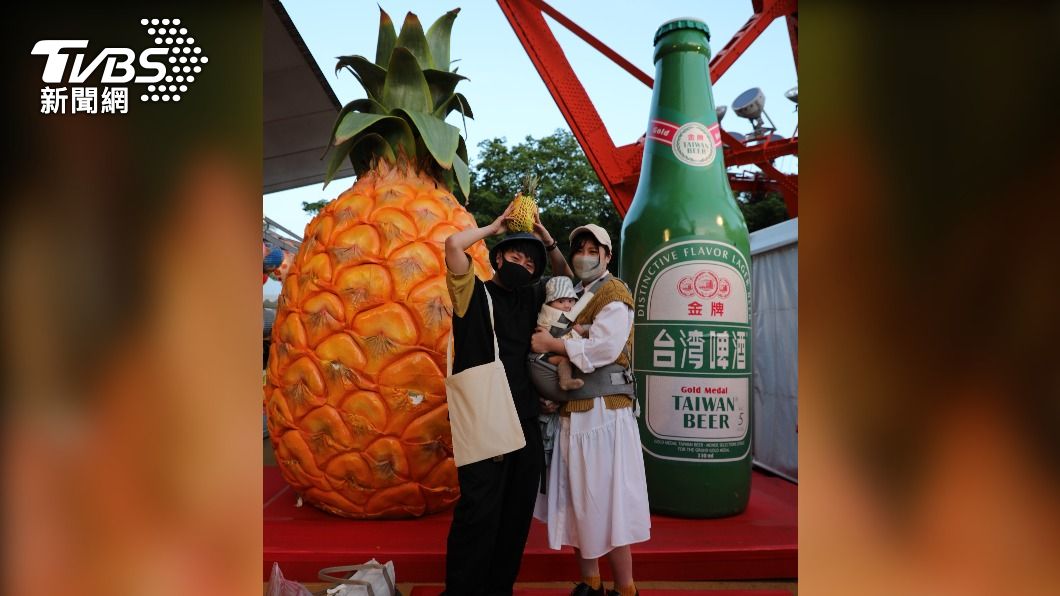 東京鐵塔台灣祭活現場有「大鳳梨」、「大台灣啤酒」的裝置藝術。(圖/中央社)