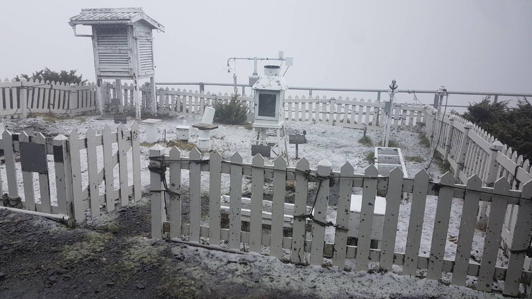 玉山午後驚喜降下五月雪 銀白世界積雪0.5公分
