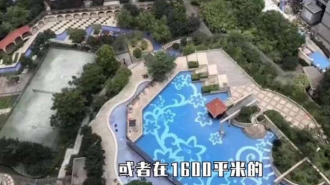 家中所住豪宅中,泳池僅是基本配備。(圖/翻攝自微博)