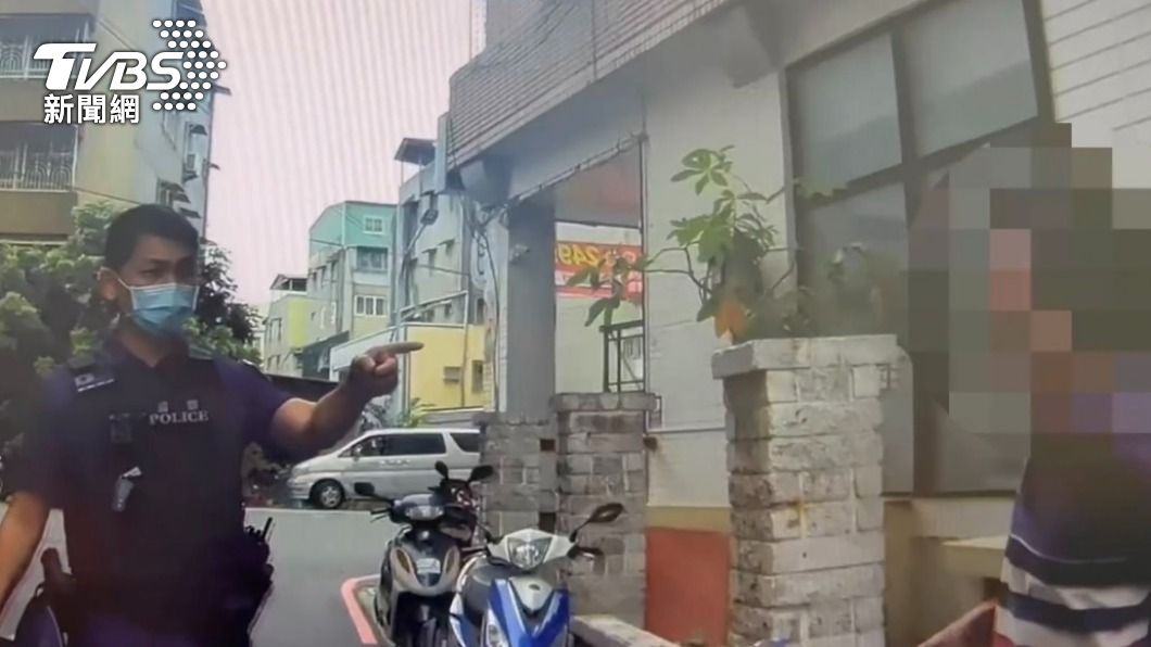 警方告誡周姓遊民。（圖／TVBS）