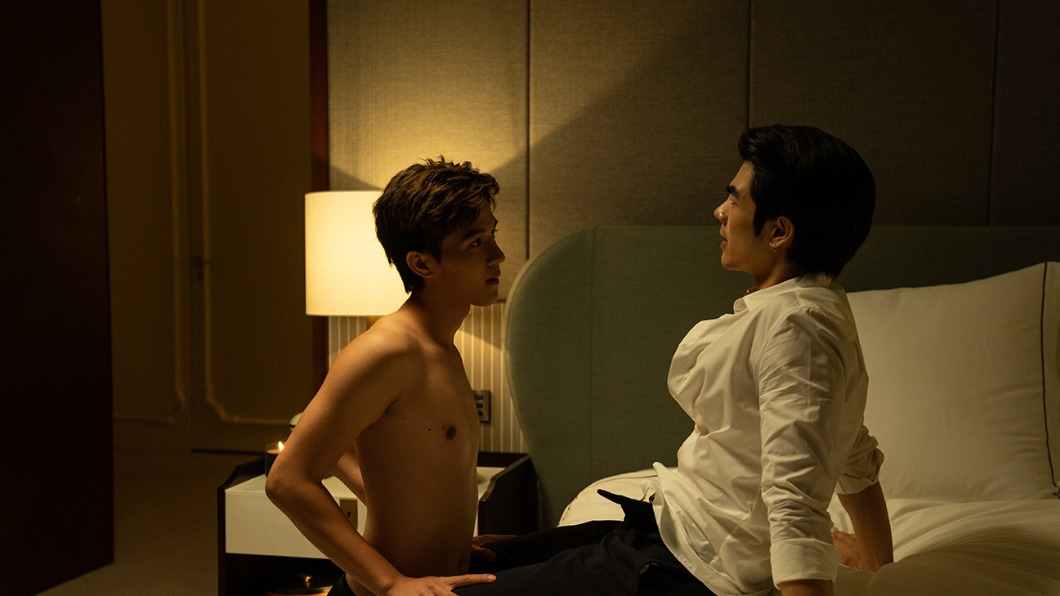 Kinn（右，Mile飾演）與小情人約會。（圖／愛奇藝提供）