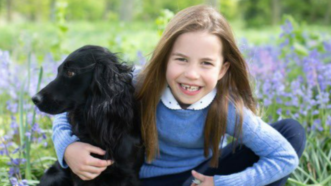 夏綠蒂7歲生日時,也與愛犬合照。(圖/翻攝自dukeandduchessofcambridge IG)