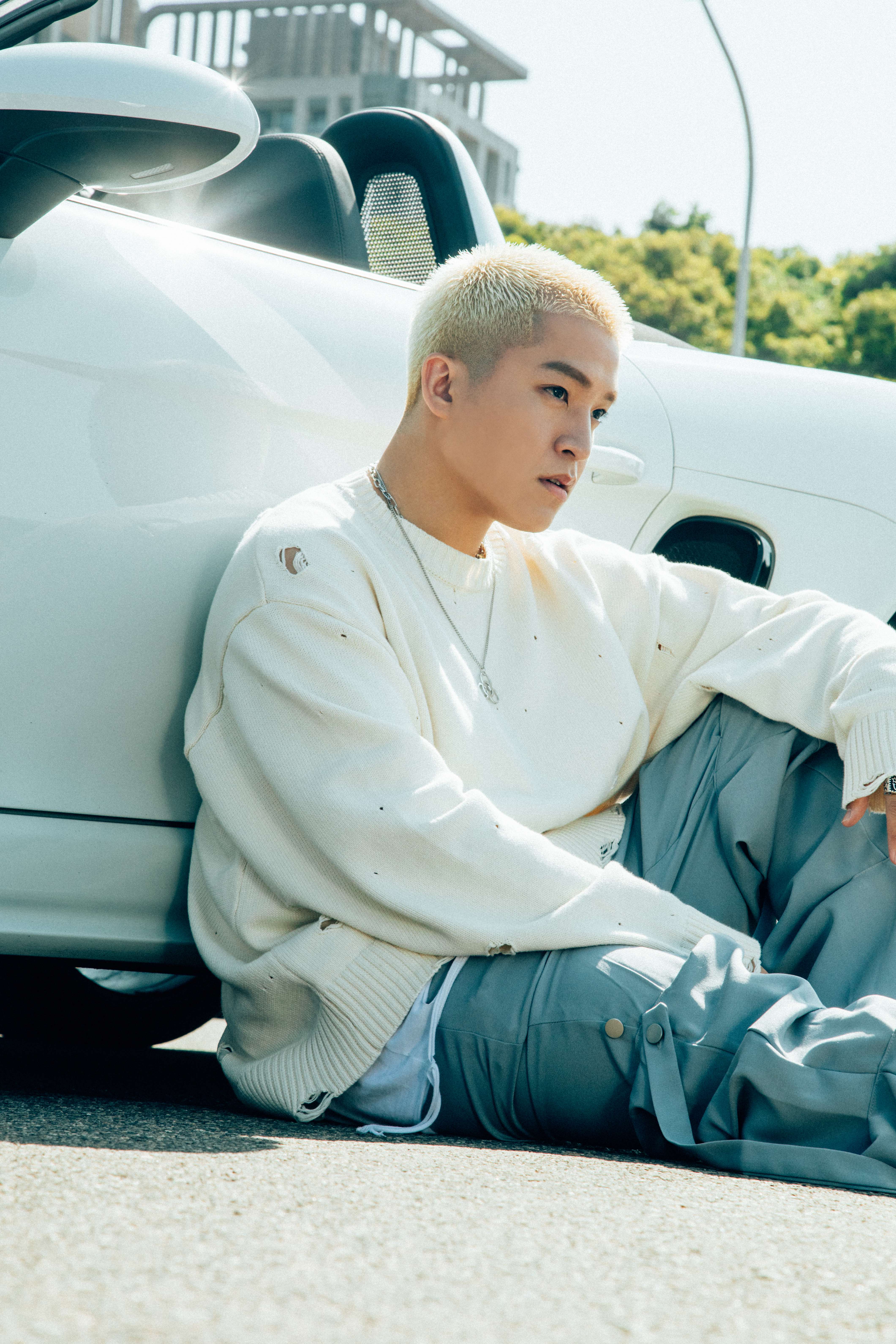 Ace第一次見到Porsche敞篷車直呼太帥，將來要賺錢買一台。（圖／索尼音樂提供）