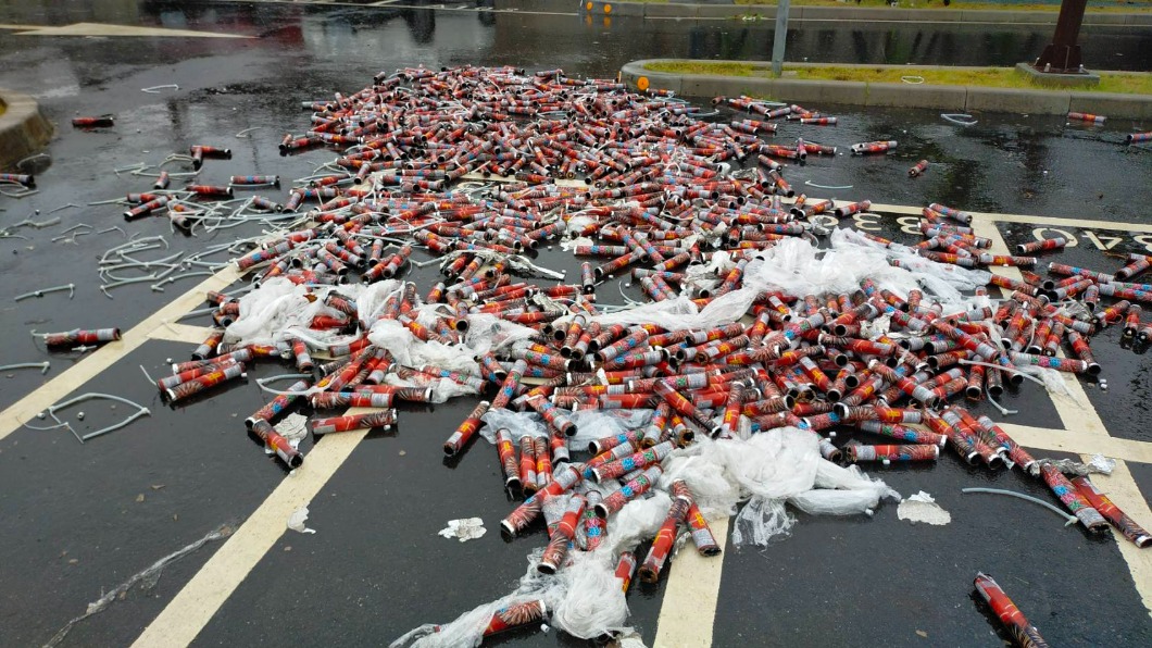 台南陣頭吵歸暝!垃圾一夜沒人清 住戶罵「優質文化笑死人」
