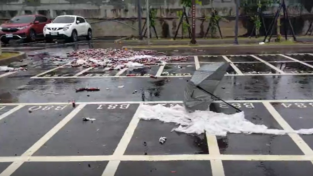 機車停車格入口被垃圾堵死。(圖/翻攝自記者爆料網)