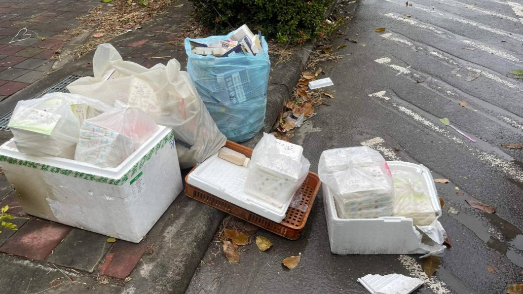 整袋吃完的便當就丟原地。(圖/翻攝自記者爆料網)