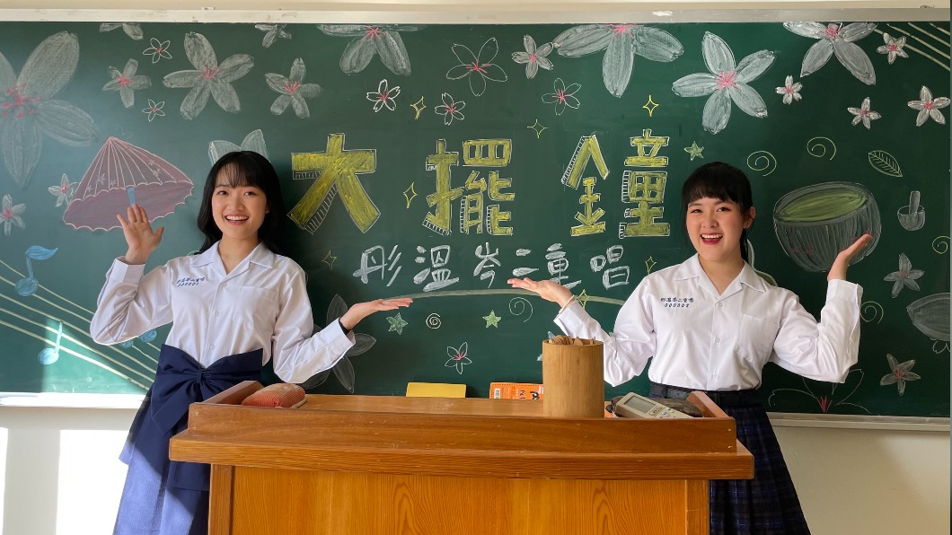姊妹倆在〈大擺鐘〉MV中飾演各行各業。(圖/大賞門文化提供)