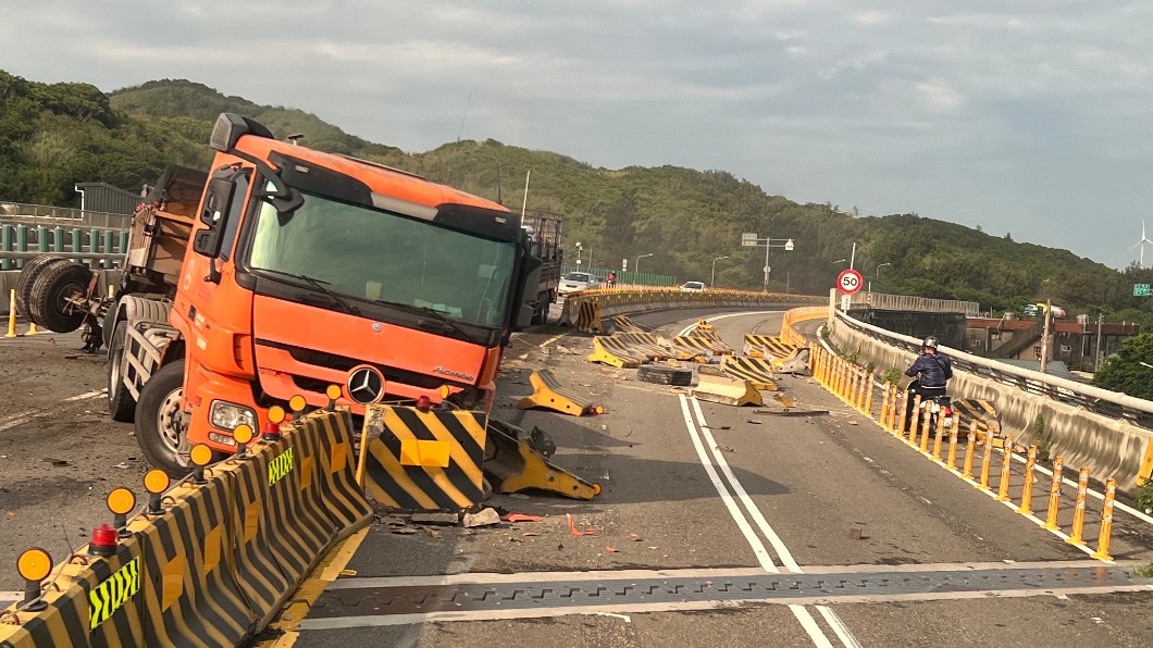 台61線砂石車疑爆胎自撞分隔島 南下全線封閉
