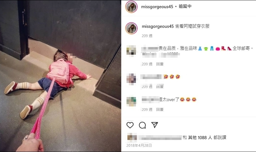 qn指蔡沐妍同樣讓小孩趴在商家地板上。(圖/翻攝自qn臉書)