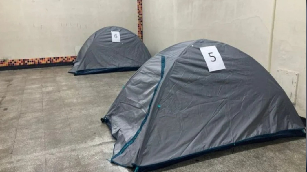 台大校內隔離搭帳棚、打地鋪 學生:搞得像人類進化史